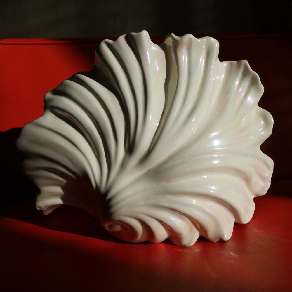 Vintage 1950s Mid-Century Iridescent ceramic shell accent/TV lamp